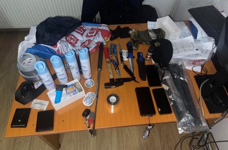 Arrestohen dy serbë në veri – policia u gjeti dhe konfiskoi armë, flamuj serb e emblema nacionaliste