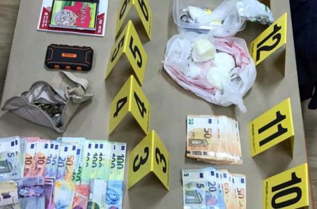 Arrestohen katër persona në Prishtinë – Policia konfiskon drogë, vetura, para dhe revole