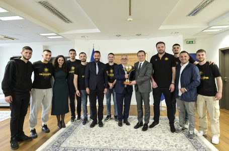 Kurti priti në takim kampionin e superligës në basketboll, KB Peja
