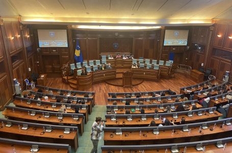 Deputete e asambliste mblidhen në Kuvend, kërkojnë më shumë hapësirë në institucione e tregun e punës