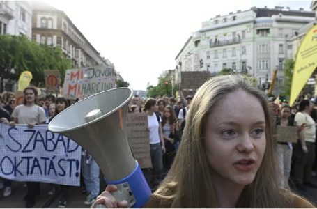 Studentët hungarezë kërkojnë rritjen e pagave të mësuesve