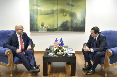 Para betimit të kryetarëve në veri, Hovenier takon Kurtin
