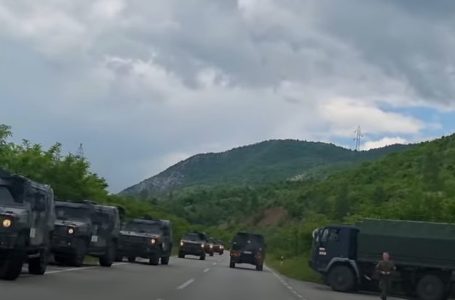 VIDEO/ Një kolonë me automjete ushtarake të KFOR-it rrugës drejt Zveçanit