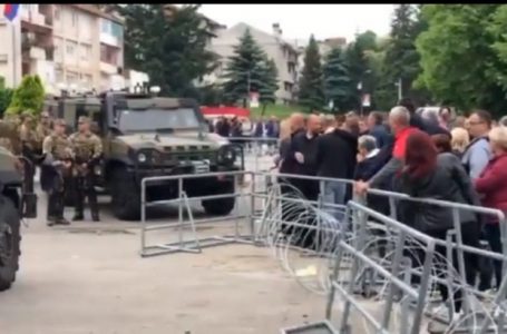 Protestuesit fillojnë të grumbullohen pranë ndërtesave komunale në veri, Polcia: Situata është e qetë