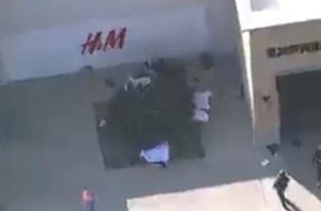 Nëntë të vrarë në një sulm brenda qendrës tregtare ( VIDEO)