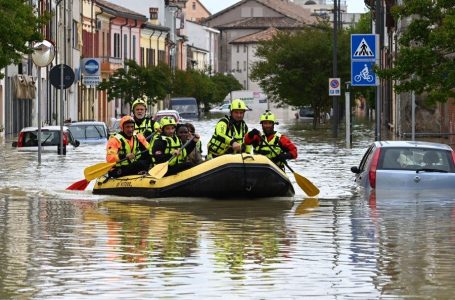 Përmbytjet në Itali/ Rriten çmimet e lopatave dhe çizmeve