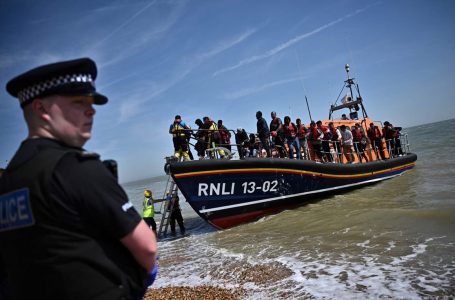 Britania sheh nivele rekord të emigracionit, duke rritur presionin ndaj qeverisë