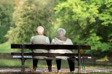 Shqiptarët gëzojnë rreth 14.3 vite pension, poshtë mesatares së BE-së por mbi vendet e rajonit