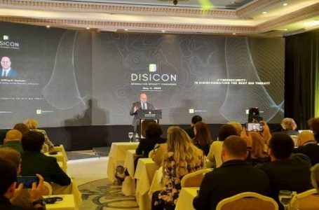 Hovenier shprehet i shqetësuar për dezinformimin në rritje në Kosovë