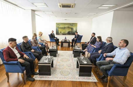 Atiq së bashku me nënkryetaren Agjançiq i shkojnë në zyre Kurtit – kryeministri i siguroi për mbështetje