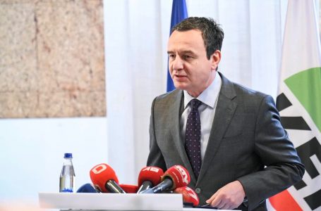 Kurti paraqet hapat e Qeverisë për deskalim të situatës në veri