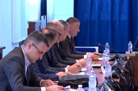 Situata në veri, drejtori Policisë së Kosovës kërkon të raportojë në Komision me dyer të mbyllura