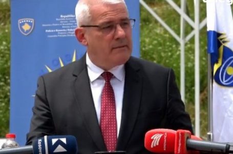 Armë, mjete eksplozive, radio lidhje dhe simbole të njësive ruse – Sveçla jep detaje nga konfiskimi i armatimit në veri