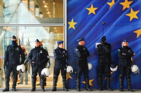 EUROPOL çmonton rrjetin shqiptar të trafikut të drogës, 35 të arrestuar e  1 mln euro të sekuestruara