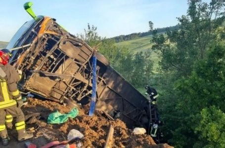 Autobusi me pasagjerë del nga rruga në Itali, raportohet për të vdekur