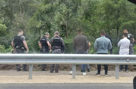 Një familje kosovare bie me veturë në lumin Lepenc, Sveçla: 30 pjesëtarë të kërkim shpëtimit janë në vend ngjarjes
