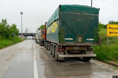 Kamionët me mallra serbe as sot nuk lejohen të hyjnë në Kosovë