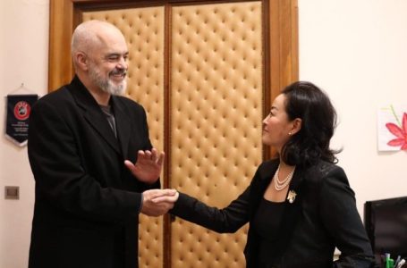 Rama i dorëzon ish-ambasadores amerikane Yuri Kim, Yllin e Madh të Mirënjohjes Publike