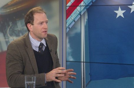 Diplomati britanik: Kosova është duke vepruar sipas ligjit, por në politikë vendos më i fuqishmi