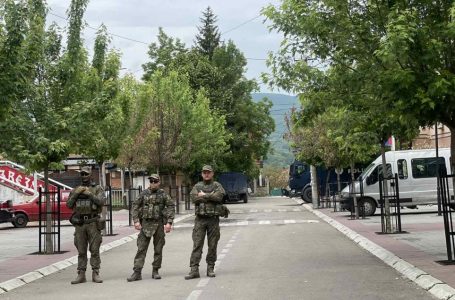 Vazhdojnë sulmet në veri, gjuajtje me shok-bomba në stacionet policore në Mitrovicë të veriut dhe Zveçan