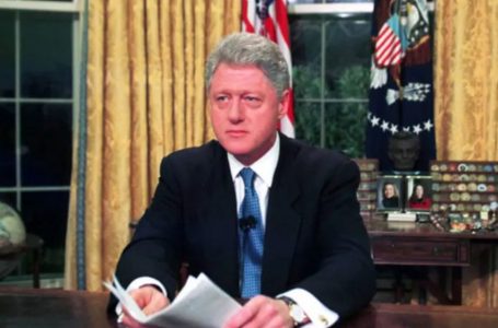 Fjalimi i Clinton në 99-ën: Qiejt mbi Jugosllavi janë të heshtur, ushtria dhe policia serbe po tërhiqen nga Kosova