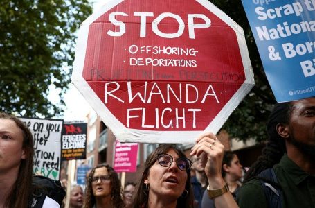 Azilkërkuesit fitojnë ‘betejën’ gjyqësore me autoritetet britanike: Ruanda “nuk është një vend i tretë i sigurt”