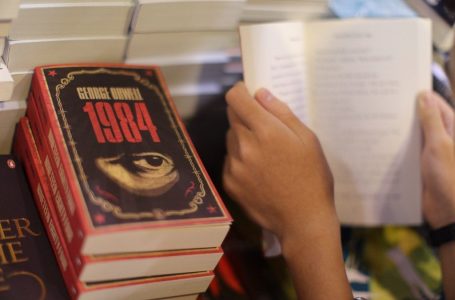 Një kopje e librit “1984” kthehet në bibliotekë pas 65 vjetësh