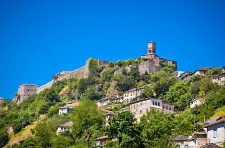 Maji shton turistët në Kalanë e Gjirokastrës