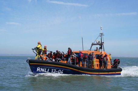 Britani, 616 emigrantë kaluan Kanalin e anglez të dielen, numri më i lartë ditor në 2023