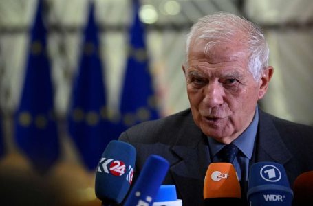 Borrell i bën thirrje Serbisë ta tërheqë ushtrinë nga kufiri me Kosovën