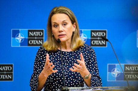 Ambasadorja amerikane në NATO: Dialogu e vetmja rrugë për të ulur tensionet në veri të Kosovës