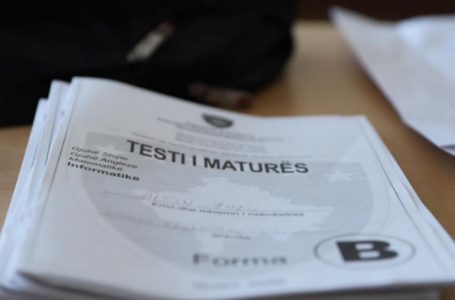 Të shtunën mbahet testi i maturës, në çdo klasë do të lejohen vetëm 15 maturantë