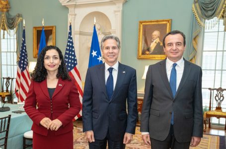 “FoxNews”: Aleati i SHBA-së e quan “naive” politikën e jashtme të Bidenit ndaj Kosovës