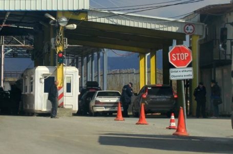 Vazhdojnë të mbesin të bllokuara rrugët në drejtim të tri pikave kufitare me Serbinë