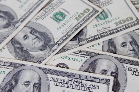 Dollari prek pikën më të ulët në tri vjetët e fundit