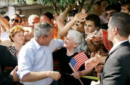 ​16 vjet nga vizita e presidentit Bush në Shqipëri