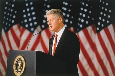 Bill Klinton sot viziton Shqipërinë, pritet me ceremoni zyrtare nga Rama