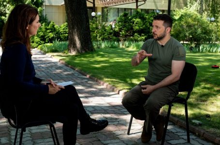 Zelensky e quan Putinin “të dobët” dhe thotë se pushteti i presidentit rus “po shembet”