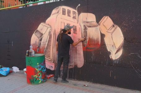 Rigjallërimi i Prishtinës, muret gri prej betoni mbulohen nga arti i rrugës
