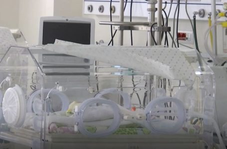 Mungon ilaçi i bebeve në Neonatologji, prindërit e blejnë atë deri në 700 €