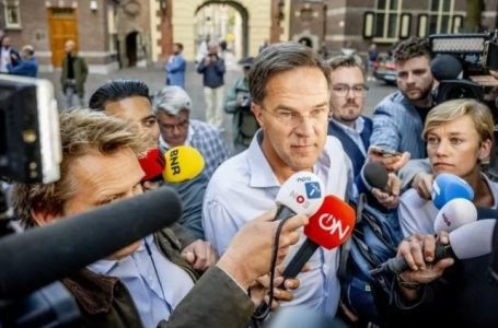 Bie qeveria e Holandës, shkak mosmarrëveshjet mbi politikat e azilit