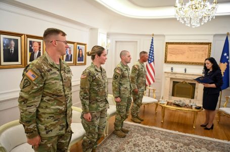 Osmani dekoroi me Medaljen Presidenciale Ushtarake udhëheqësit ushtarakë amerikanë në KFOR