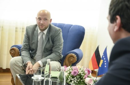 Sarrazin vjen sot për vizitë, takohet me Kurtin në mbrëmje
