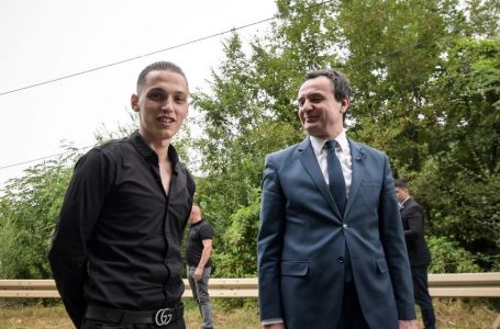 Kurti për djalin e Enver Zymberit: Dëshira e tij për t’i ndjekur hapat e babait, shpresë se rinia jonë do t’i shërbejë vendit