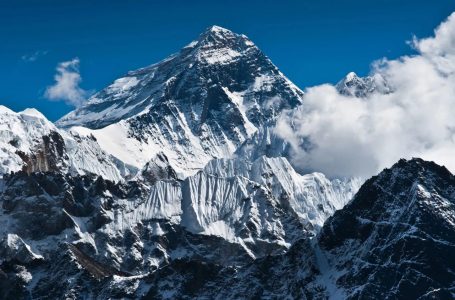 Pesë të vdekur pas rrëzimit të helikopterit me turistë pranë Everestit