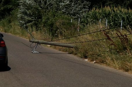 Një shtyllë rrëzohet në rrugë në fshatin Dujakë, rrezikohen kalimtarët