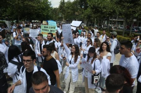 Studentët e mjekësisë në Shqipëri- Presidentit Begaj: Mos e dekreto ligjin ose 2 tetori do jetë kaos për mjekësinë shqiptare