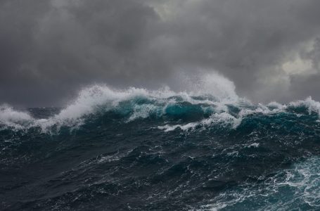 Për shkak të temperaturave rekord të oqeanit, mund të kemi uragane në Atlantik