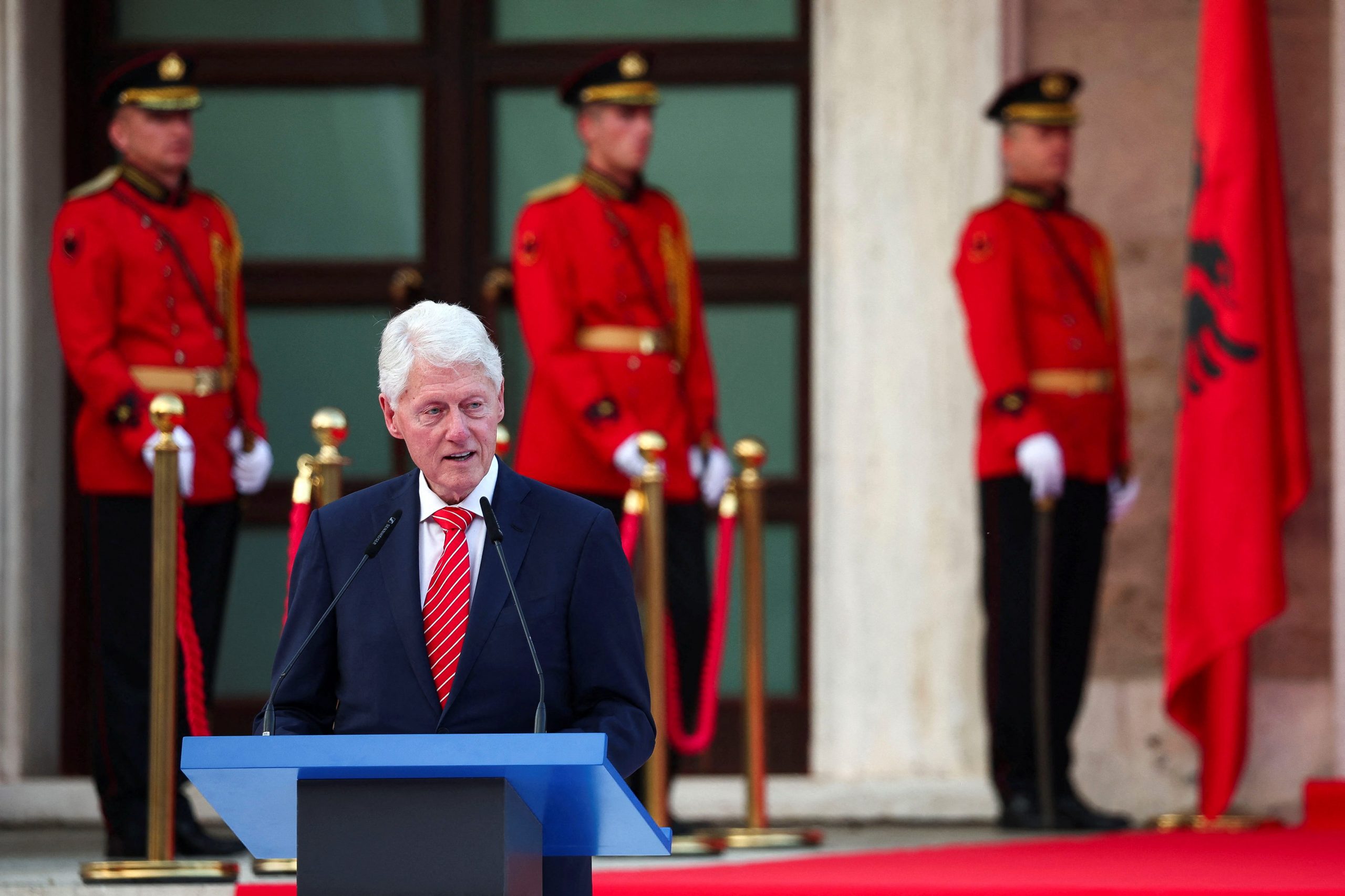 Clinton: Në veri të Kosovës të marrë fund marrëzia, Shqipëria t’i tregojë botës për të ardhmen gjithëpërfshirëse