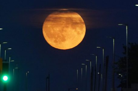 Imazhet magjike të ‘Hënës së Drerit’ që ndriçoi qiellin, historia që fshihet pas emrit